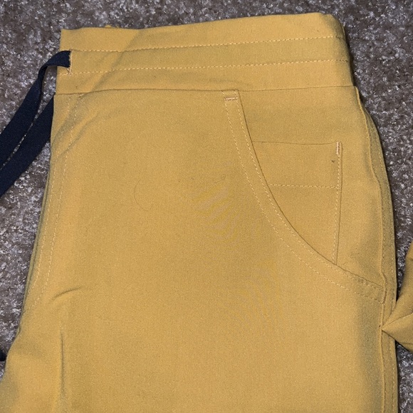 Figs (Set) - Yola Skinny Scrub Pants AND Catarina One-Pocket Scrub Top *Gold - Picture 13 of 16